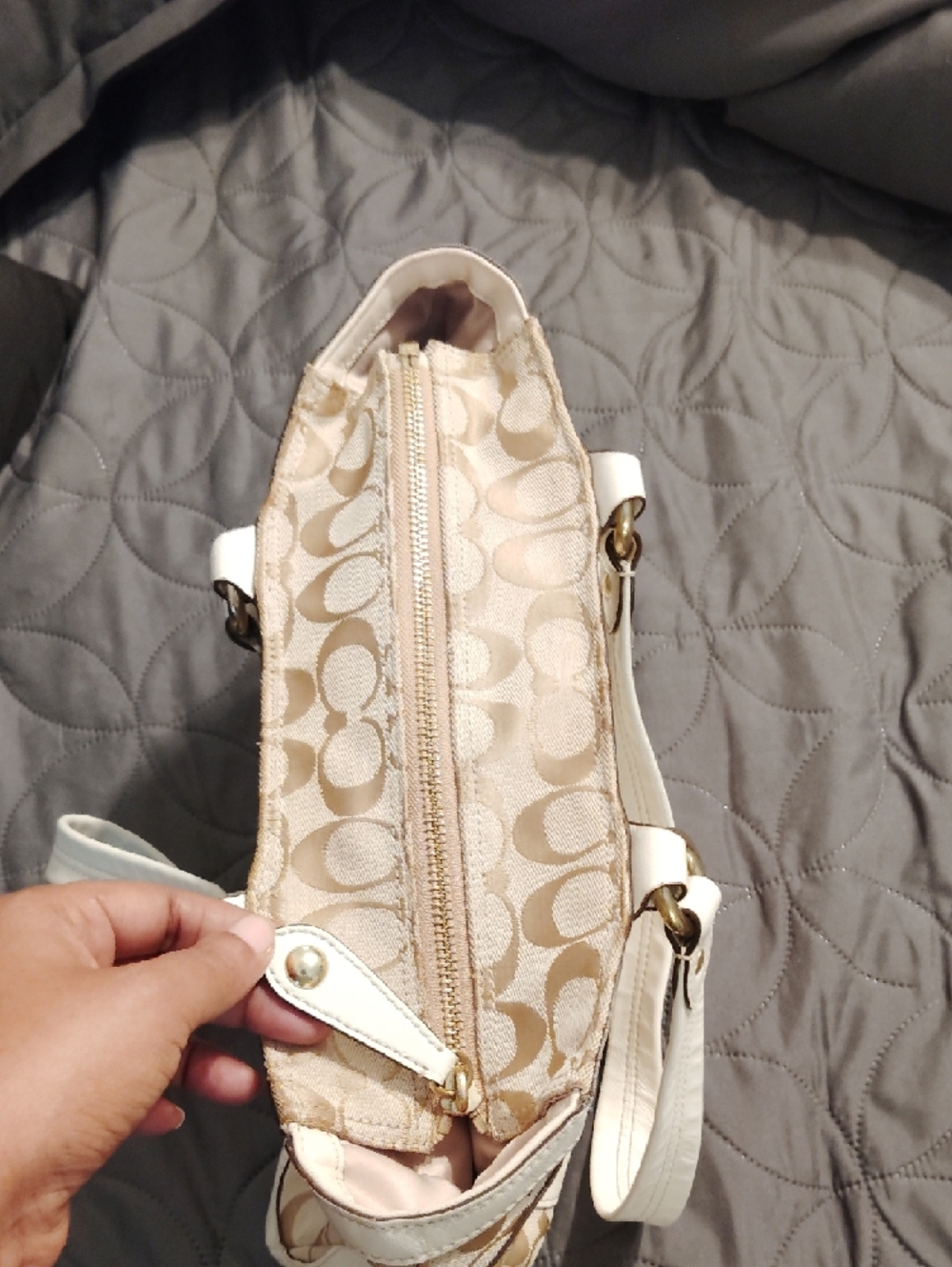 Coach Beige and White Signature Circle Appliqué Tote!! - Picture 10 of 17